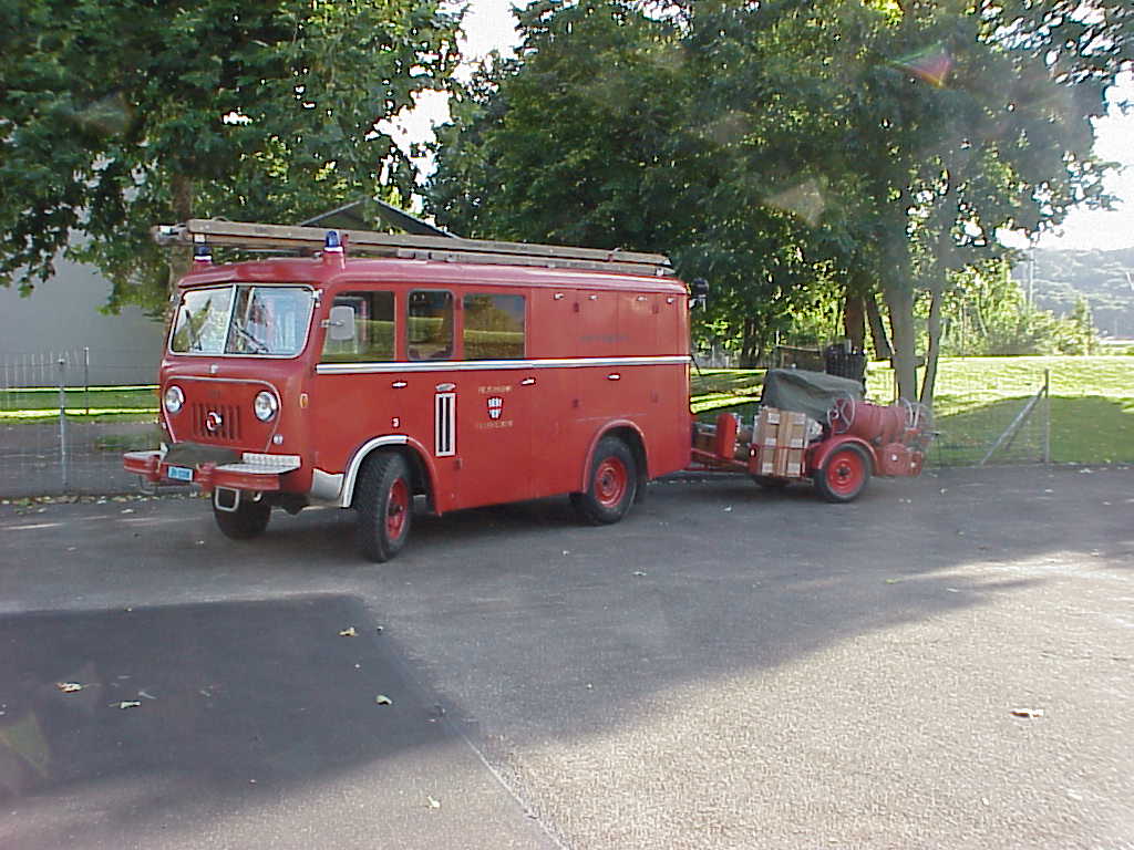 Willys Jeep der Feuerwehr Regensdorf mit Motorspritzen Anhänger.